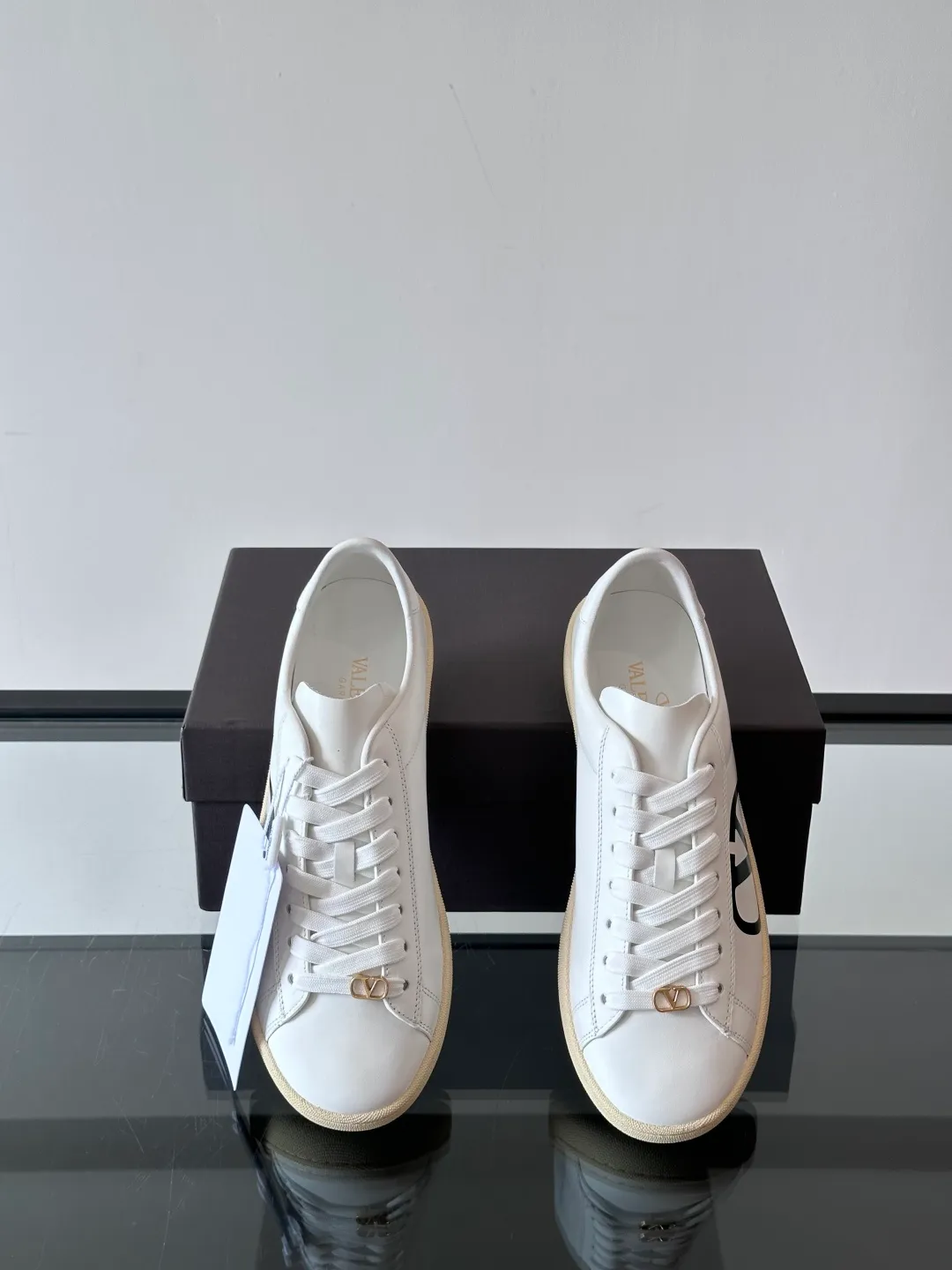 P420¥& VALENTINO Men’s spring and summer white shoes 🤍 VALENTINO GARAVANI ROYCO men’s soft calfskin sneakers, the shoelaces are equipped with removable vintage brass distressed effect VLOGO SIGNATURE accessories, and the back of the shoes is screen printed. Comfortable and good looking on the feet!  size：38-45